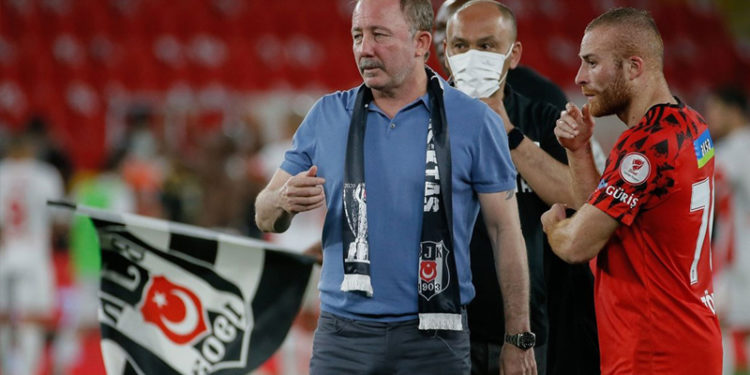 Sergen Yalçın'dan Beşiktaş yönetimine "bir yıllık" talep