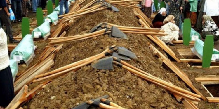 Srebrenitsa'da Sırp güçlerine teslim edilen yakınlarını kaybedenler Hollanda’dan tazminat talep edebilecek