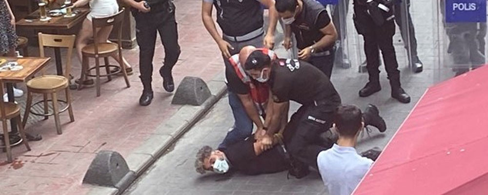 Taksim'de yapılan Onur Yürüyüşü'ne polis müdahalesi; gözaltılar var