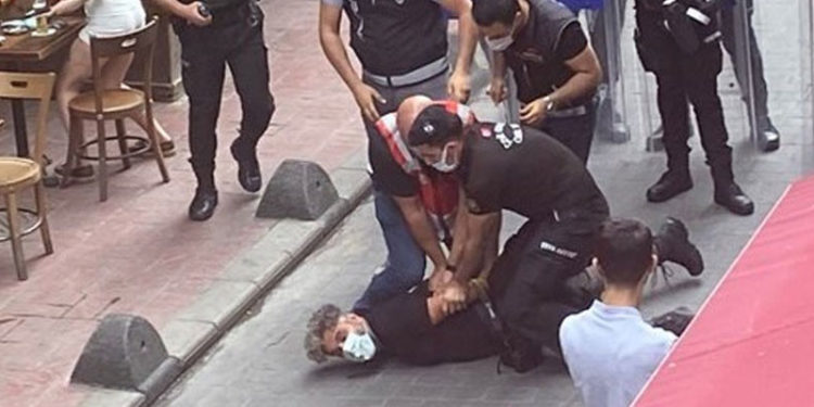 Taksim'de yapılan Onur Yürüyüşü'ne polis müdahalesi; gözaltılar var