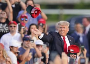 Trump, Beyaz Saray'dan ayrıldıktan sonra ilk mitingini yaptı: Amerika'yı geri alacağız