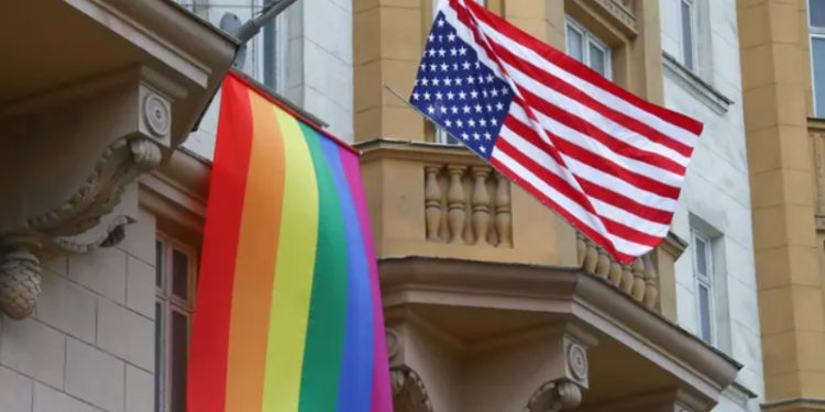 Trump döneminde getirilen düzenlemede istisna yapılmadı; ABD'de askeri üslere Onur Ayı'nda gökkuşağı bayrağı asılamayacak