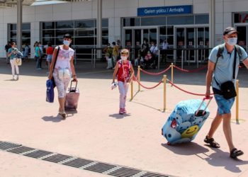 Tur operat&ouml;rleri, haziran ayı i&ccedil;in T&uuml;rkiye turu alan Ruslara tatillerini ertelemeyi &ouml;neriyor