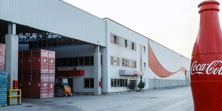 Ukraynalı futbolcu Yarmolenko, Coca Cola ve Heineken şişelerini kendine çekti: Benimle iletişime geçin