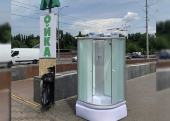 Ukrayna’da sıcaklara karşı sokaklara seyyar duşlar kuruldu