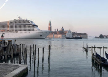 Venedik'te dev gemiler, protestolarla karşılandı