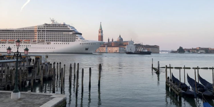 Venedik'te dev gemiler, protestolarla karşılandı