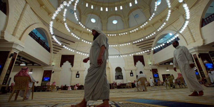 "Yaşlılar ve çocuklu ailelerden şikâyet geliyor" denildi; Suudi Arabistan'da yüksek ezan sesine kısıtlama getirildi