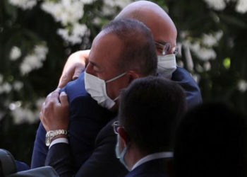 Yunanistan Dışişleri Bakanı Dendias, Çavuşoğlu ile kucaklaşmasını değerlendirdi: Sorunlar yerinde duruyor