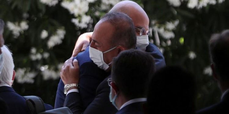 Yunanistan Dışişleri Bakanı Dendias, Çavuşoğlu ile kucaklaşmasını değerlendirdi: Sorunlar yerinde duruyor