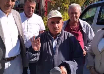 Çiftçi yırtık lastik ayakkabısını gösterdi: Çift ayakkabıya para yok, sağ tekini sipariş verdim; Tayyip Erdoğan bizi bu hale getirdi