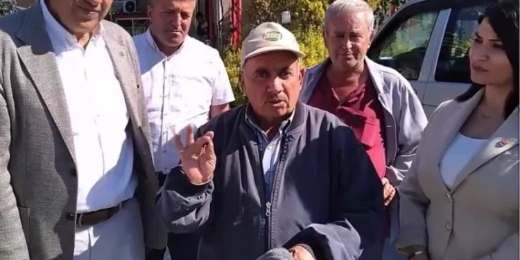 Çiftçi yırtık lastik ayakkabısını gösterdi: Çift ayakkabıya para yok, sağ tekini sipariş verdim; Tayyip Erdoğan bizi bu hale getirdi