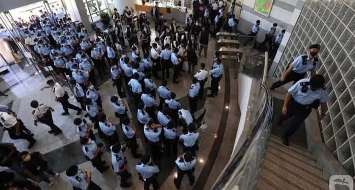 Çin karşıtı Apple Daily gazetesine 500 polisle şafak baskını