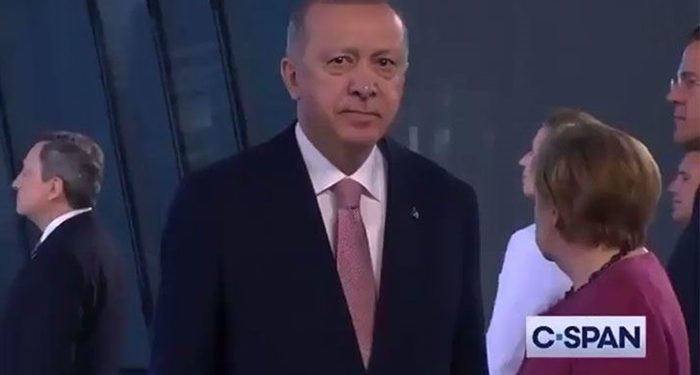 İngilizce ‘lütfen dönün’ anonsuna bir tek Erdoğan uymadı