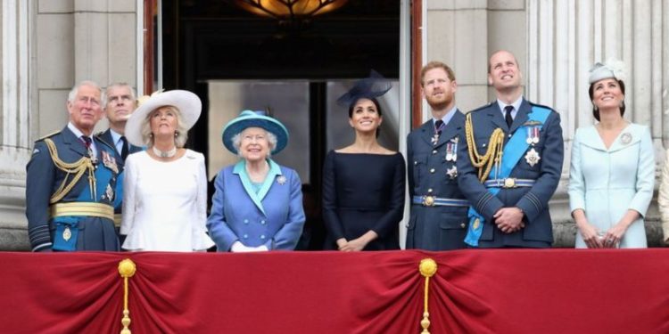 İngiltere Kraliyet Ailesi, Guardian'ın 'Buckingham Sarayı'nda yıllarca ırk ayrımcılığı yapıldı' iddiasını yalanladı