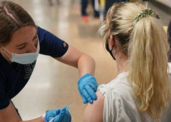 İngiltere üçüncü doz Covid aşısı planını hazırlıyor