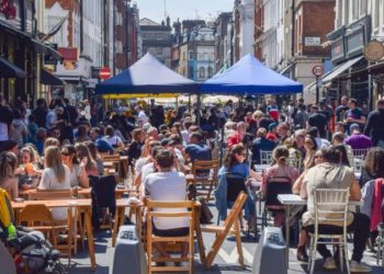 İngiltere'de Covid araştırması: Salgın ülkede özellikle gençlerin henüz aşı olmaması nedeniyle yayılıyor
