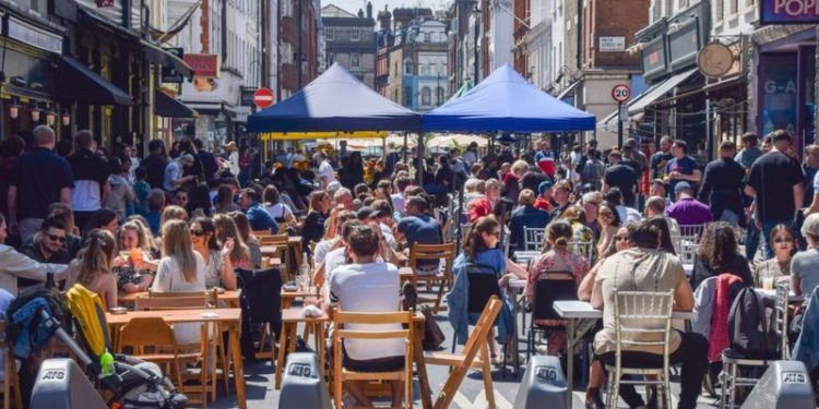 İngiltere'de Covid araştırması: Salgın ülkede özellikle gençlerin henüz aşı olmaması nedeniyle yayılıyor