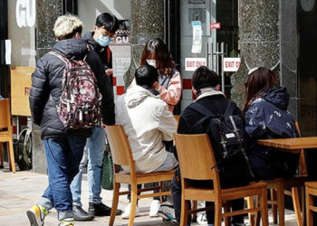 İngiltere'de Kovid-19 tedbirlerinin tamamen kaldırılması kararı 4 hafta ertelendi