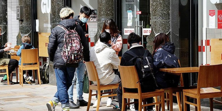 İngiltere'de Kovid-19 tedbirlerinin tamamen kaldırılması kararı 4 hafta ertelendi