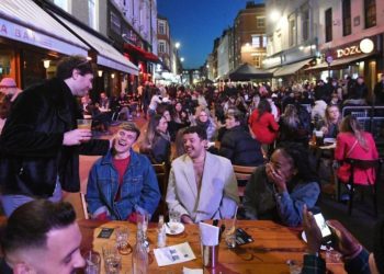 İngiltere'de vaka sayıları arttı: Hükümet kısıtlamaların kaldırılmasını yeniden gözden geçirecek