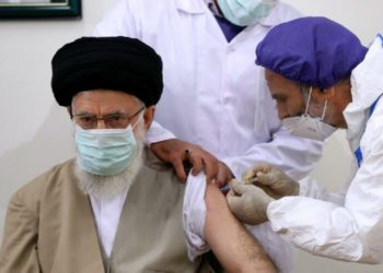 İran'ın dini lideri Hamaney, ülkenin yerli Koronavirüs aşısının ilk dozunu oldu