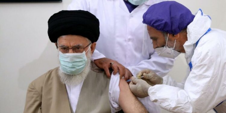 İran'ın dini lideri Hamaney, ülkenin yerli Koronavirüs aşısının ilk dozunu oldu