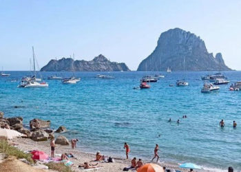 İspanya sınırlarını aşılanmış turistlere açtı