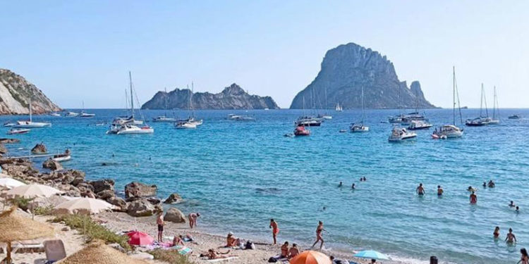 İspanya sınırlarını aşılanmış turistlere açtı