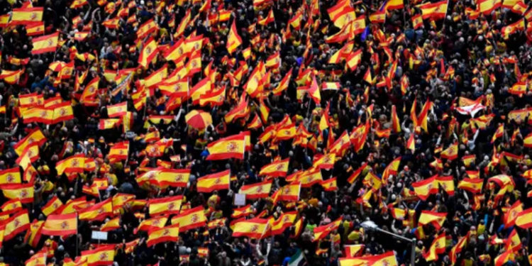 İspanya'da sağ, hükümetin Katalan ayrılıkçılara af çıkarma olasılığına karşı birleşti: Madrid'de dünyanın en büyük İspanyol bayrağını açacaklar
