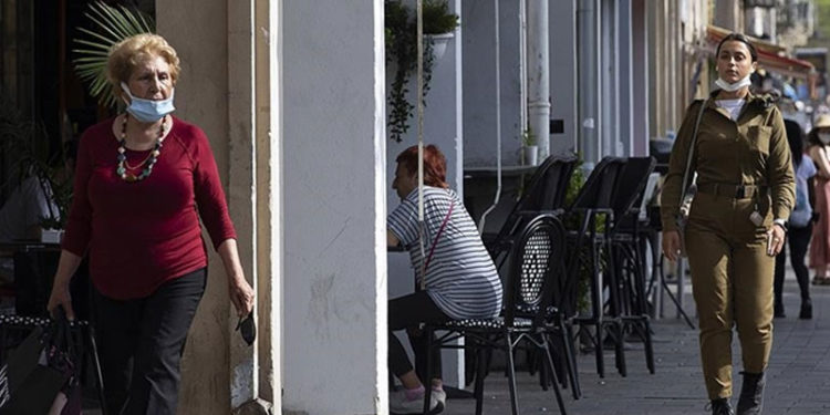 İsrail'de Delta varyantının yayılması nedeniyle kapalı alanlarda maske zorunluluğu yeniden getirildi