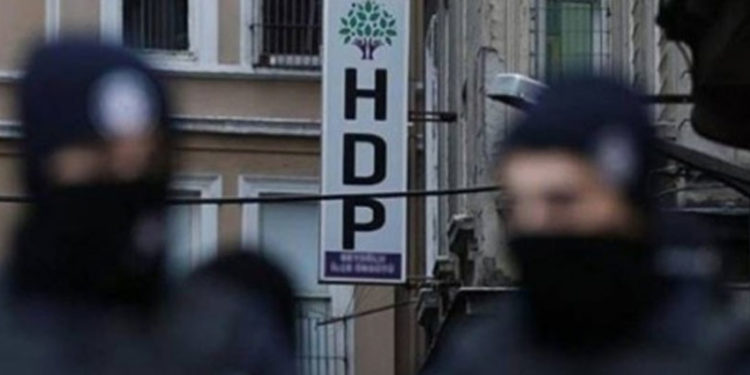 İstanbul'da ev baskınları: HDP üye ve yöneticileri gözaltında