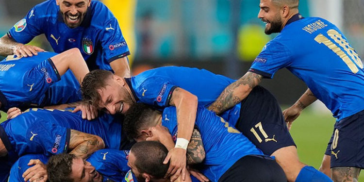 İsviçre'yi 3 golle geçen İtalya gruptan çıktı