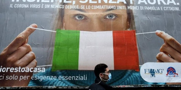 İtalya'da açık havada maske zorunluluğu kalkıyor