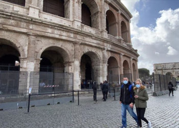 İtalya'da düşük riskli bölgelerde, açık havada maske zorunluluğu kaldırılacak