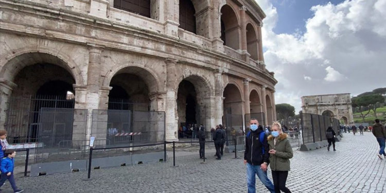 İtalya'da düşük riskli bölgelerde, açık havada maske zorunluluğu kaldırılacak