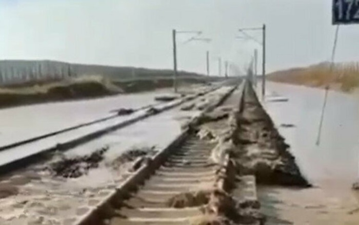 Çorlu’yu hatırlattı: Yağmurdan hızlı tren hattı kullanılamaz hale geldi, seferler iptal edildi