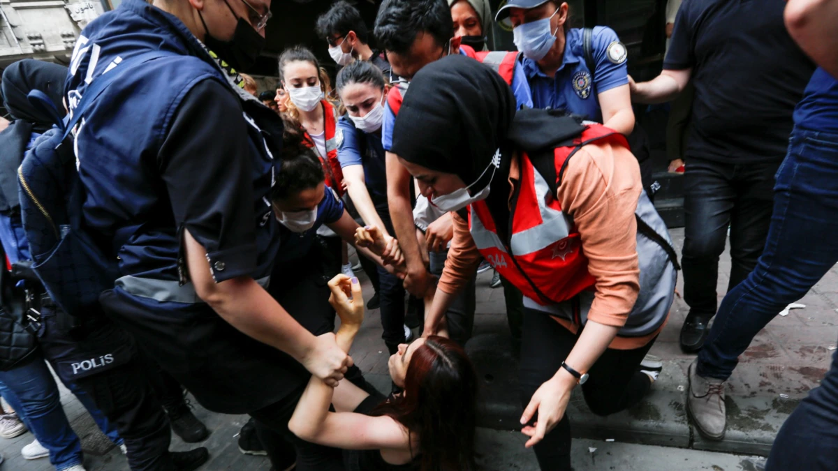 İstanbul'da Onur Yürüyüşü'ne Polis Müdahalesi