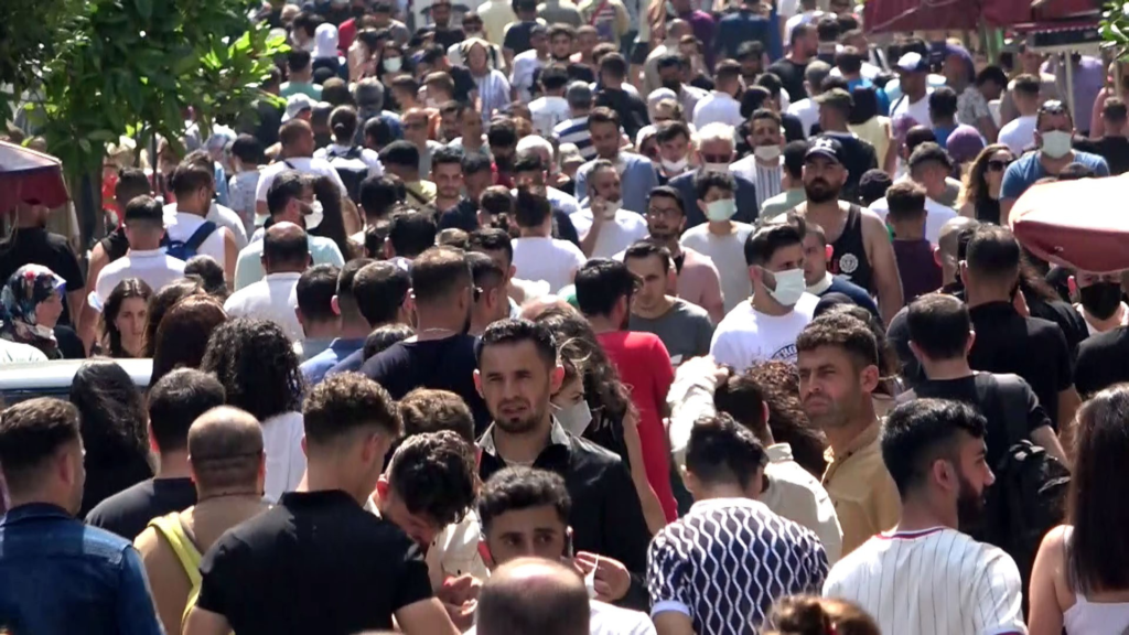 İstiklal Caddesi'nde bayram yoğunluğu; maske ve mesafe unutuldu!