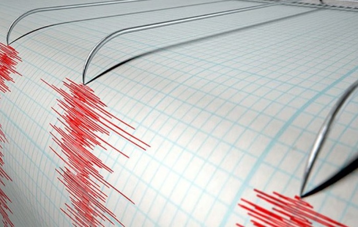 İzmir açıklarında bir saatte 47 deprem