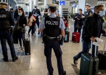 Almanya tatilden dönüşlerde Covid-19 testi isteyecek