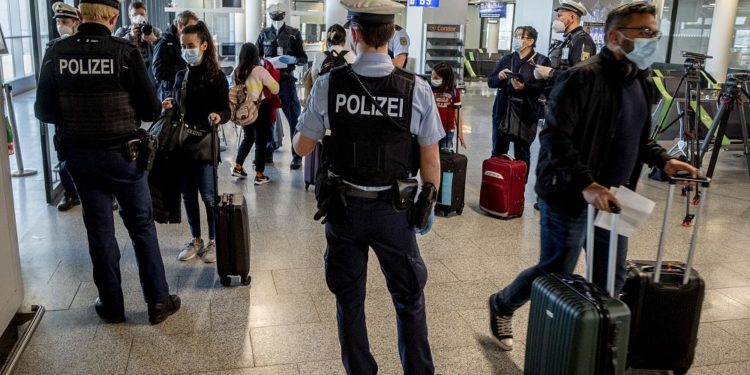 Almanya tatilden dönüşlerde Covid-19 testi isteyecek