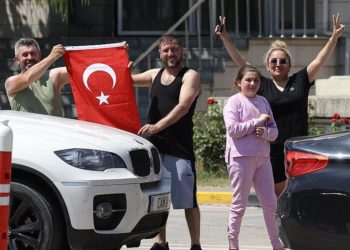 Geçen yıl koronavirüs nedeniyle gelemeyen gurbetçiler, bu sene yaz tatili ve Kurban Bayramı’nı Türkiye’de geçirmek için sınır kapılarında yoğunluk oluşturuyor. Gurbetçiler euronews'e tatil planlarını anlattı