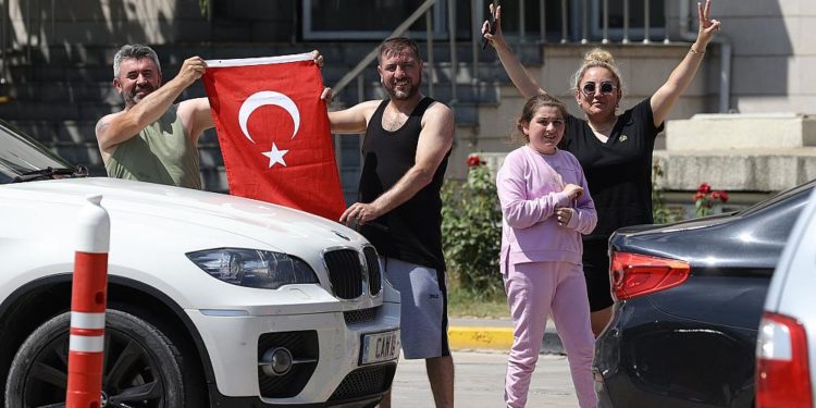 Geçen yıl koronavirüs nedeniyle gelemeyen gurbetçiler, bu sene yaz tatili ve Kurban Bayramı’nı Türkiye’de geçirmek için sınır kapılarında yoğunluk oluşturuyor. Gurbetçiler euronews'e tatil planlarını anlattı