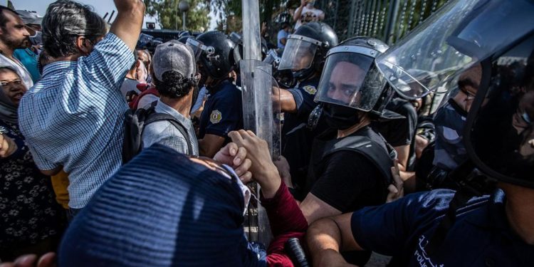 Meclis’in askıya alındığı, hükümetin düşürüldüğü Tunus’ta ne oldu?