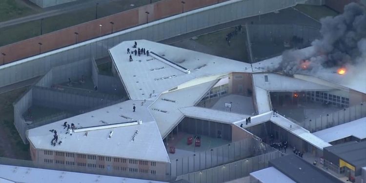 Avustralya: Hapishanede çıkan yangın nedeniyle 14 mahkum çatıya kaçtı