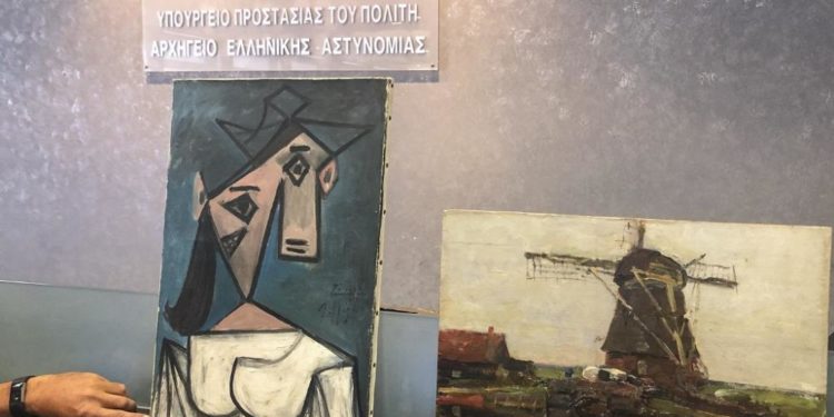 Yunanistan’da bulunan çalıntı Picasso tablosu, polisin basın toplantısında masadan düştü | Video