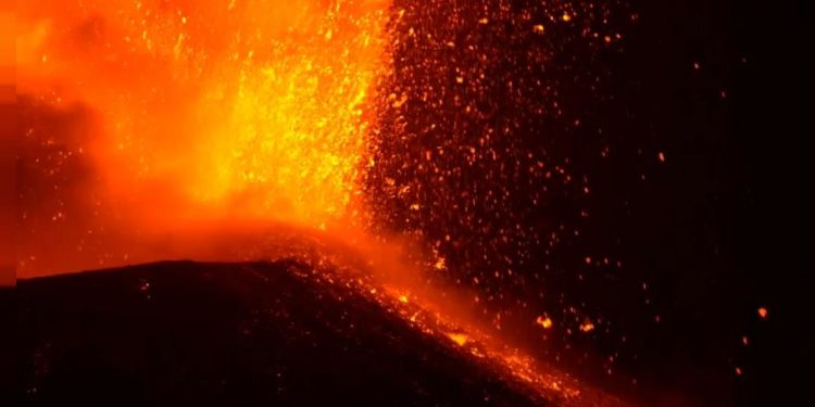 İtalya’daki yanardağ Etna yeniden lav ve kül püskürttü