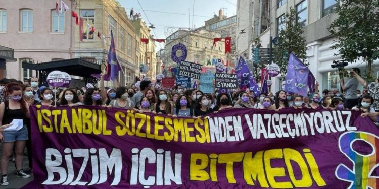 İstanbul Sözleşmesi’nin yürürlükten kalkmasını protesto eden kadınlara polis müdahalesi