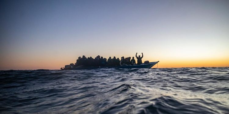 Doğu Akdeniz’de 45 kişiyi taşıyan tekne battı